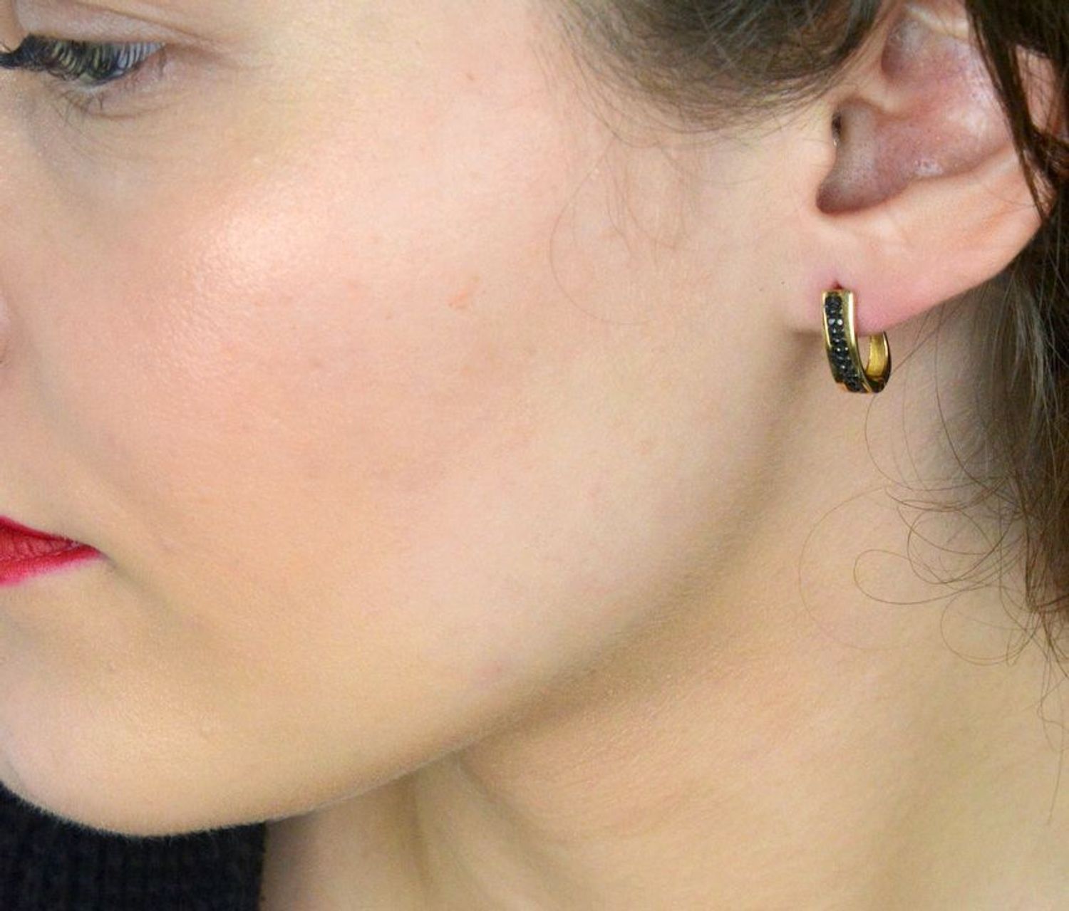 Kolczyki złote z czarną cyrkonią pr 333, KL 6440 333  Kolczyki złote z czarną cyrkonią, wykonane z wysokiej jakości złota próby 333, to elegancka biżuteria, która wyróżnia się subtelnym 1.jpg